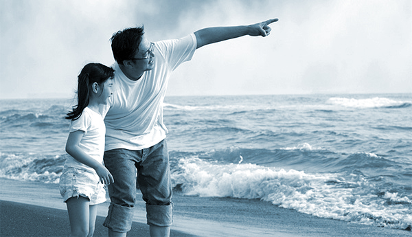 Hai bố con cùng ngồi trên chiếc xe máy - ảnh 1