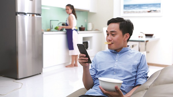 Khổ sở vì chồng “nghiện” điện thoại - ảnh 1
