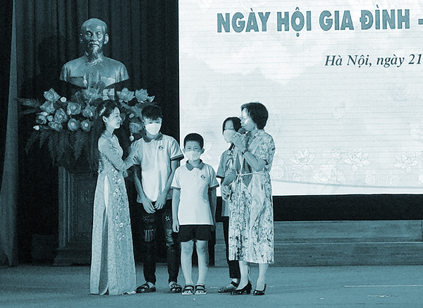 Những người mẹ đỡ đầu thắp lên niềm hy vọng - ảnh 1