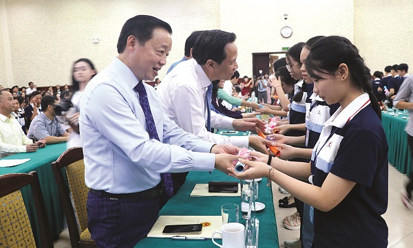 Hãy lắng nghe trẻ em bằng cả trái tim và sự thấu hiểu - ảnh 1