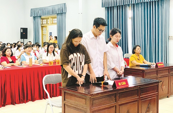 Tổ chức “Phiên toà giả định” để truyền thông phòng chống xâm hại, bạo lực học đường cho học sinh - ảnh 1