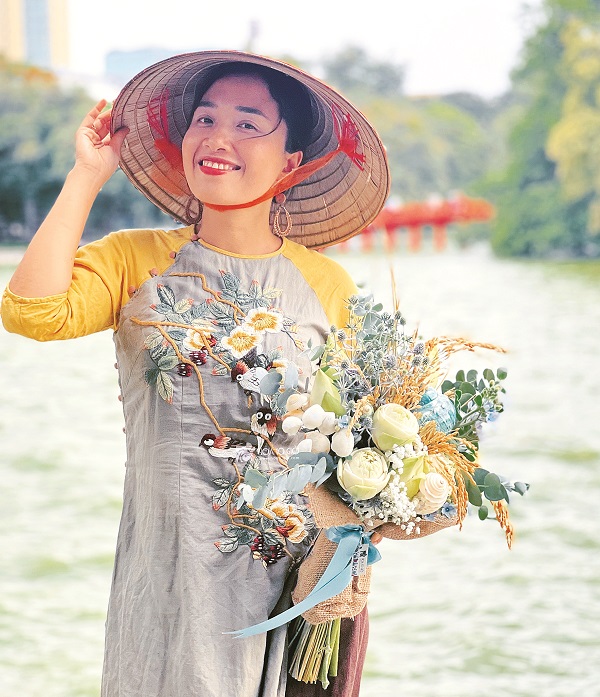 Hành trình truyền cảm hứng của người “thợ cắm hoa hạnh phúc” - ảnh 1