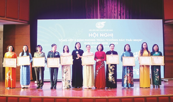 Phát huy vai trò của phụ nữ chống rác thải nhựa, bảo vệ môi trường - ảnh 1