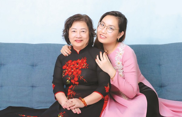 Con gái út yêu muộn - ảnh 1