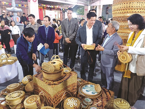 Về Phú Vinh khám phá nét đẹp làng nghề mây, tre đan - ảnh 2