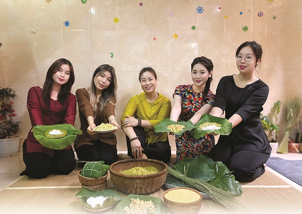 Đến Mễ Trì tìm hiểu nghề làm cốm - ảnh 1