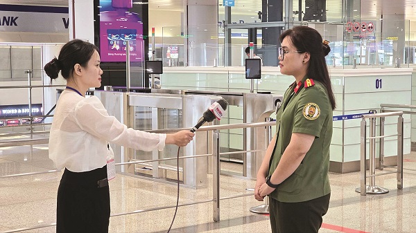 Sống hết mình với nghề “cầm bút” - ảnh 1