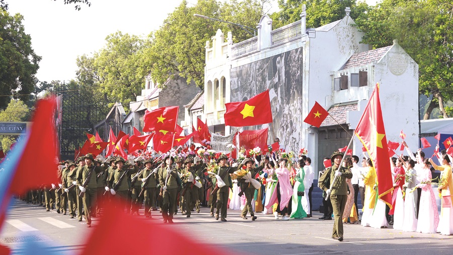 Lớp lớp cờ hoa đón đoàn quân tiến về Thủ đô - ảnh 2