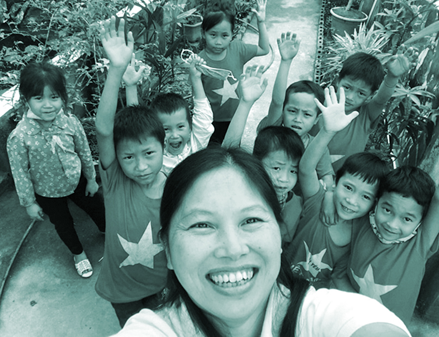 Nữ giáo viên yêu nghề, say mê làm việc thiện - ảnh 1