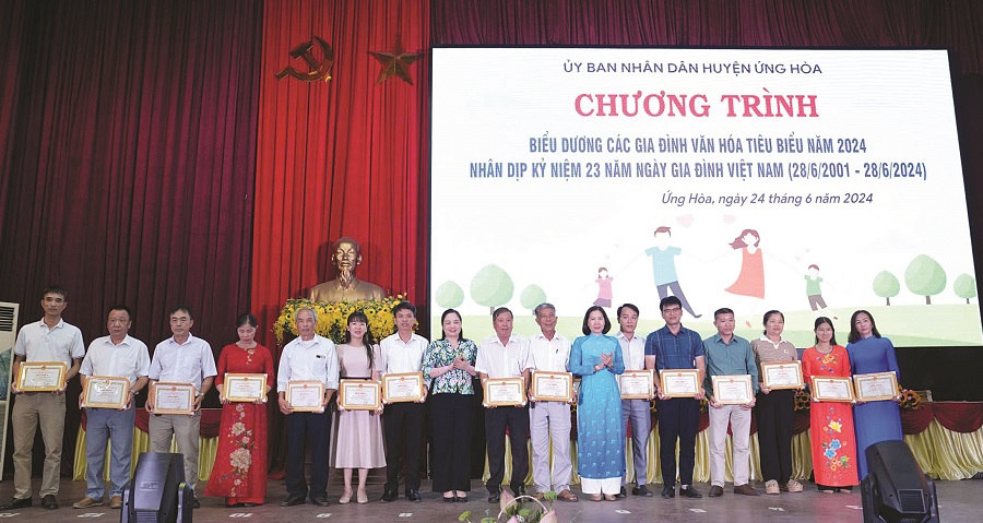 Chung tay xây dựng gia đình no ấm, tiến bộ - ảnh 1