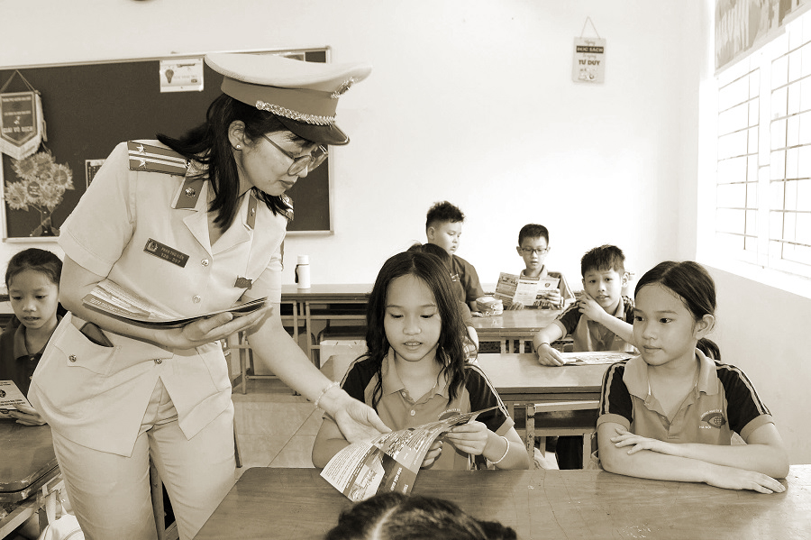 Vừa tuyên truyền giáo dục, vừa quyết liệt xử lý vi phạm - ảnh 1