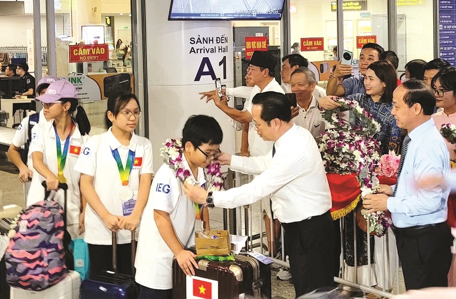 Đặt giáo dục vào trọng tâm chiến lược phát triển - ảnh 1