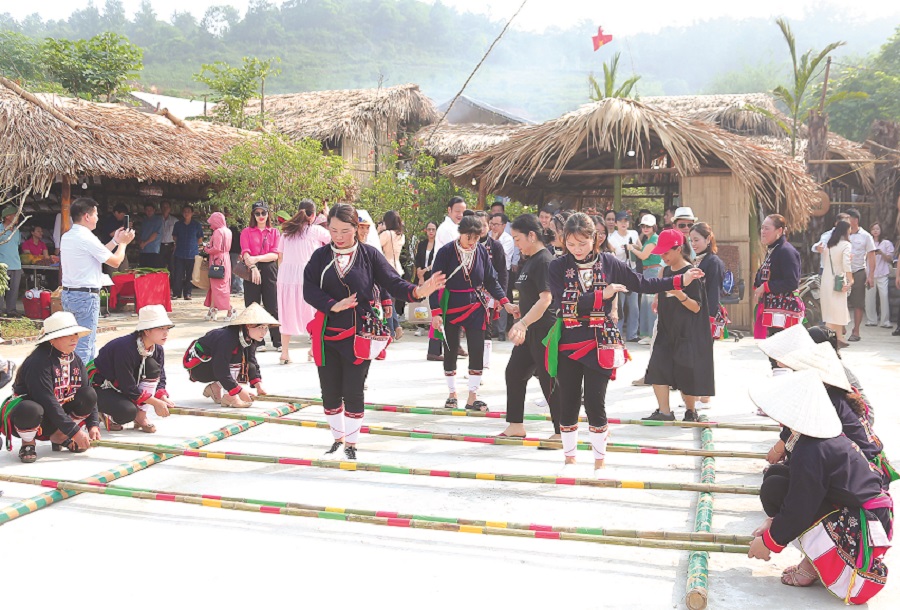 Phát triển và bảo tồn bản sắc ở vùng đồng bào dân tộc thiểu số - ảnh 2