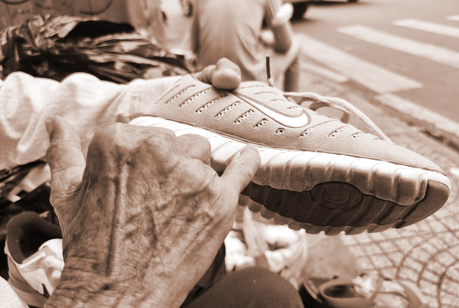 Ông lão sửa giày - ảnh 1