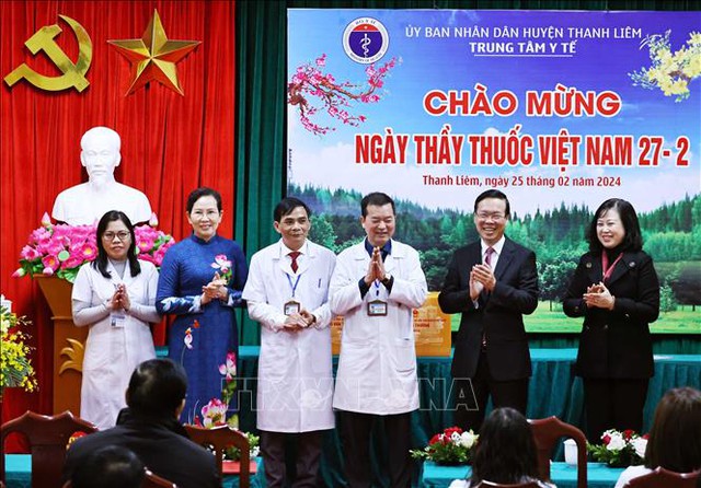 Chủ tịch nước Võ Văn Thưởng thăm, chúc mừng các y, bác sĩ tại tỉnh Hà Nam - ảnh 1