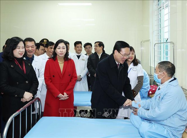 Chủ tịch nước Võ Văn Thưởng thăm, chúc mừng các y, bác sĩ tại tỉnh Hà Nam - ảnh 2