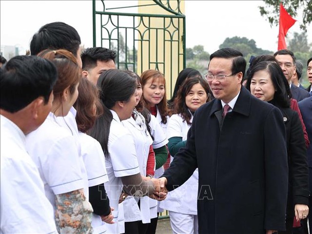 Chủ tịch nước Võ Văn Thưởng thăm, chúc mừng các y, bác sĩ tại tỉnh Hà Nam - ảnh 3