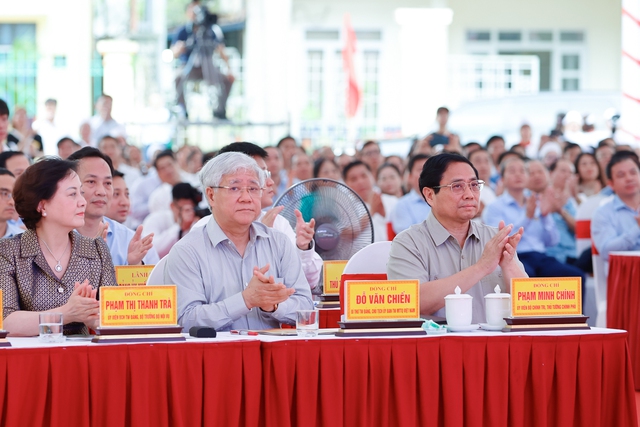 Chùm ảnh: Thủ tướng Phạm Minh Chính tham gia khởi công, đào móng nhà cho hộ nghèo - ảnh 1