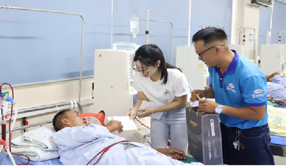 LC Foods trao 30 suất quà cho bệnh nhân lọc máu tại Bệnh viện Đa khoa Ba Vì - ảnh 1