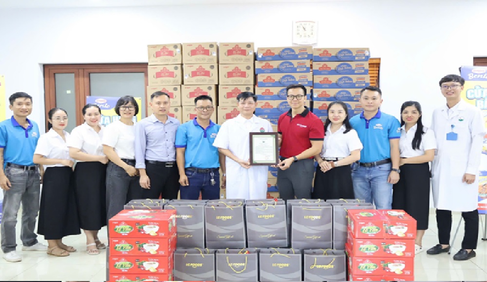 LC Foods trao 30 suất quà cho bệnh nhân lọc máu tại Bệnh viện Đa khoa Ba Vì - ảnh 2