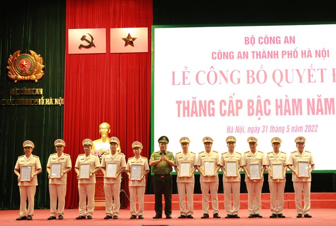 Gần 6.000 cán bộ chiến sỹ Công an Hà Nội được thăng cấp bậc hàm - ảnh 1