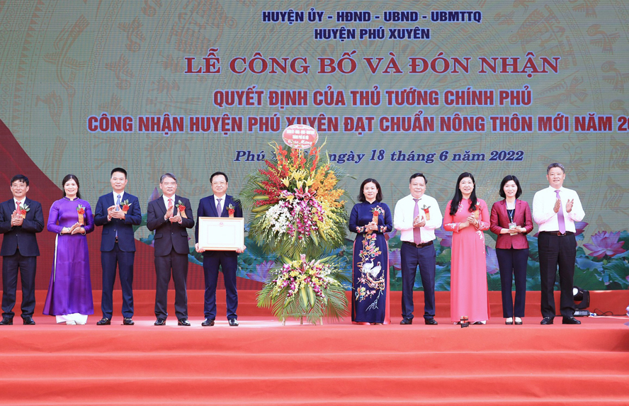 Huyện Phú Xuyên đón nhận Quyết định của Thủ tướng Chính phủ công nhận đạt chuẩn Nông thôn mới - ảnh 1