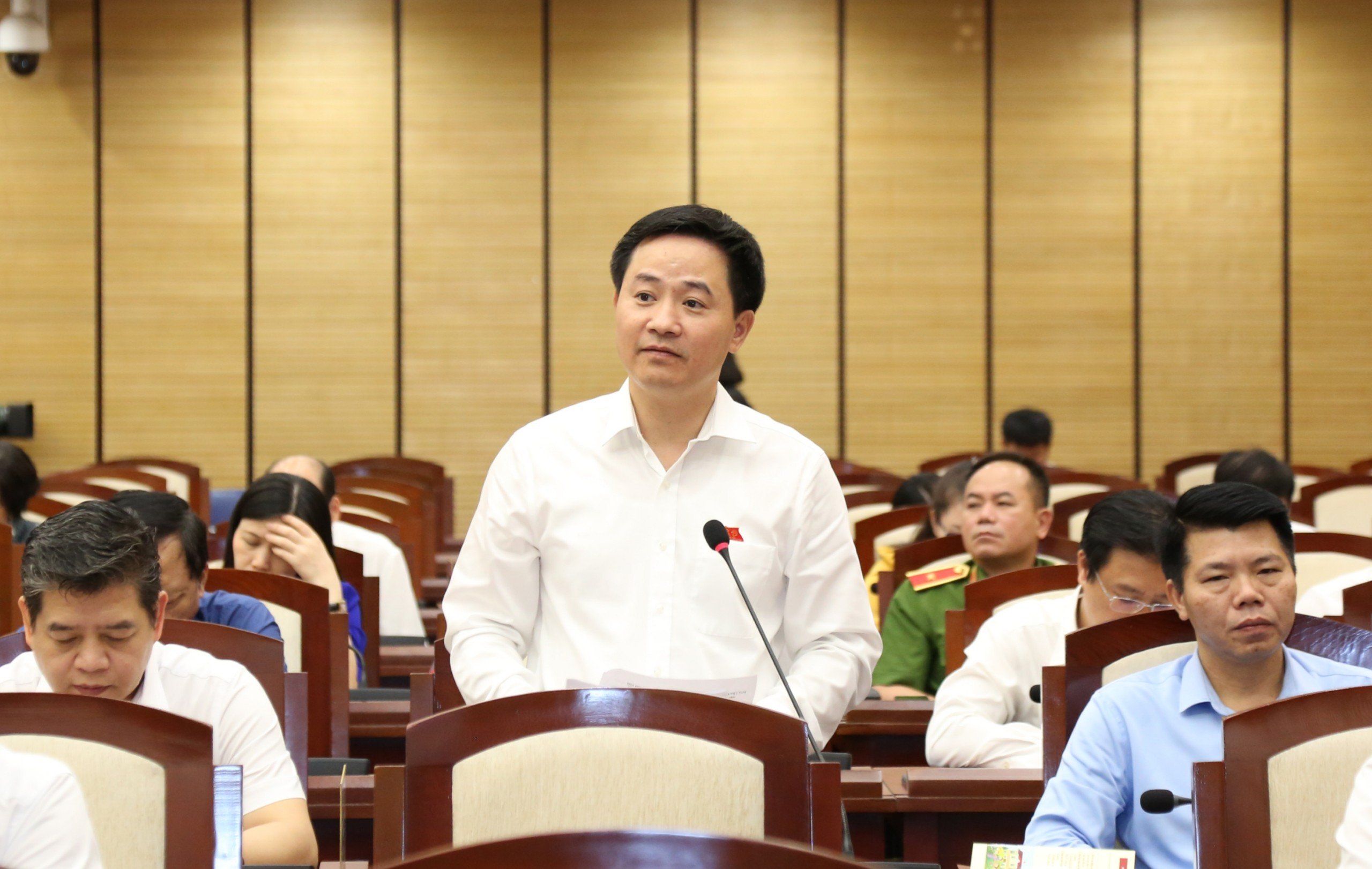 Các đại biểu nêu nhiều ý kiến tâm huyết xây dựng Thủ đô giàu đẹp - ảnh 2