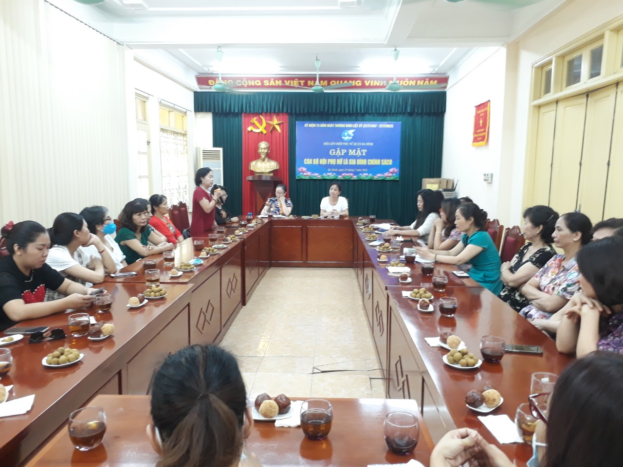 Hội LHPN quận Ba Đình gặp mặt, tặng quà các đồng chí cán bộ Hội là gia đình chính sách - ảnh 1