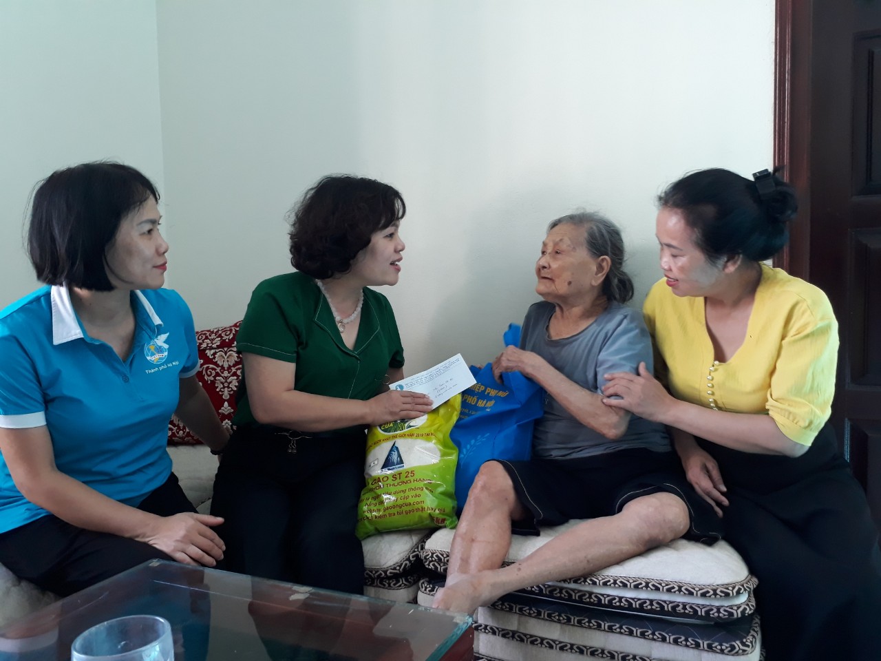 Niềm hạnh phúc khi “con” được cõng “Mẹ” trên lưng ! - ảnh 2