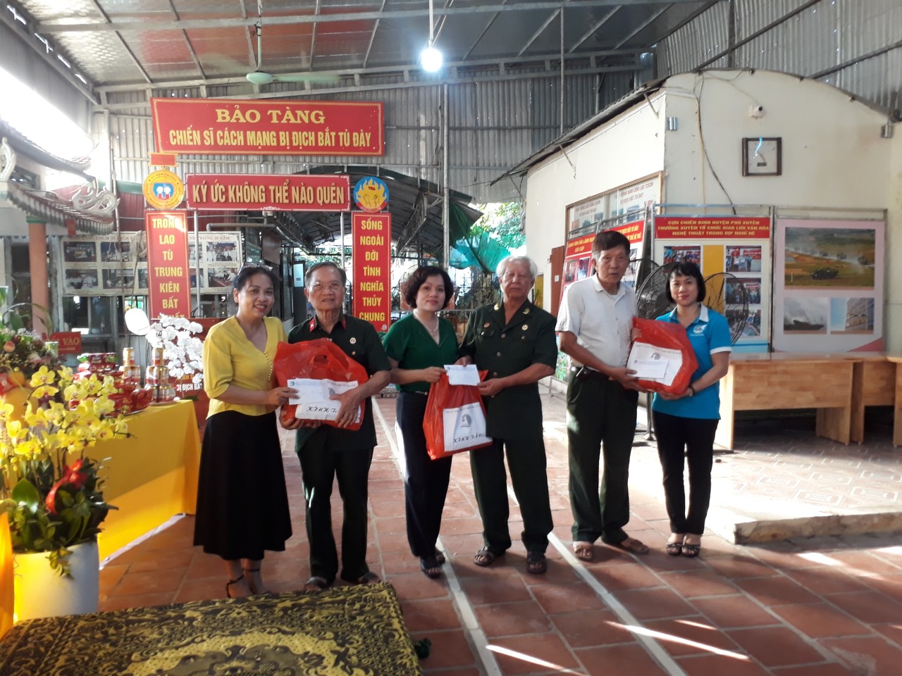 Niềm hạnh phúc khi “con” được cõng “Mẹ” trên lưng ! - ảnh 3