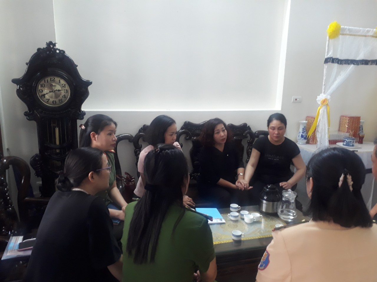 Hội LHPN Hà Nội thăm, động viên gia đình các chiến sĩ trong vụ cháy quán Karaoke - ảnh 2