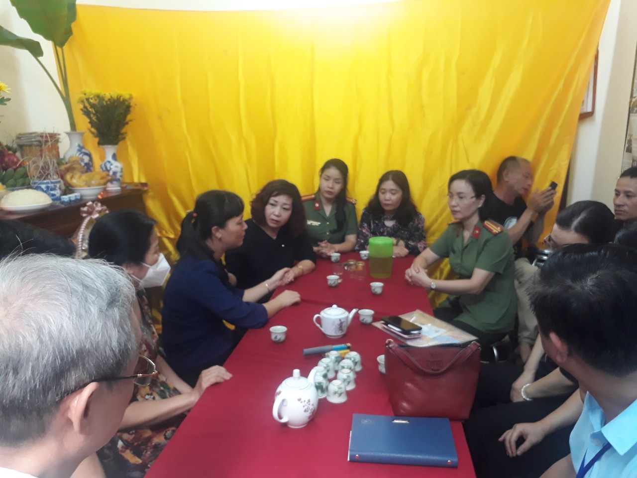 Hội LHPN Hà Nội thăm, động viên gia đình các chiến sĩ trong vụ cháy quán Karaoke - ảnh 1
