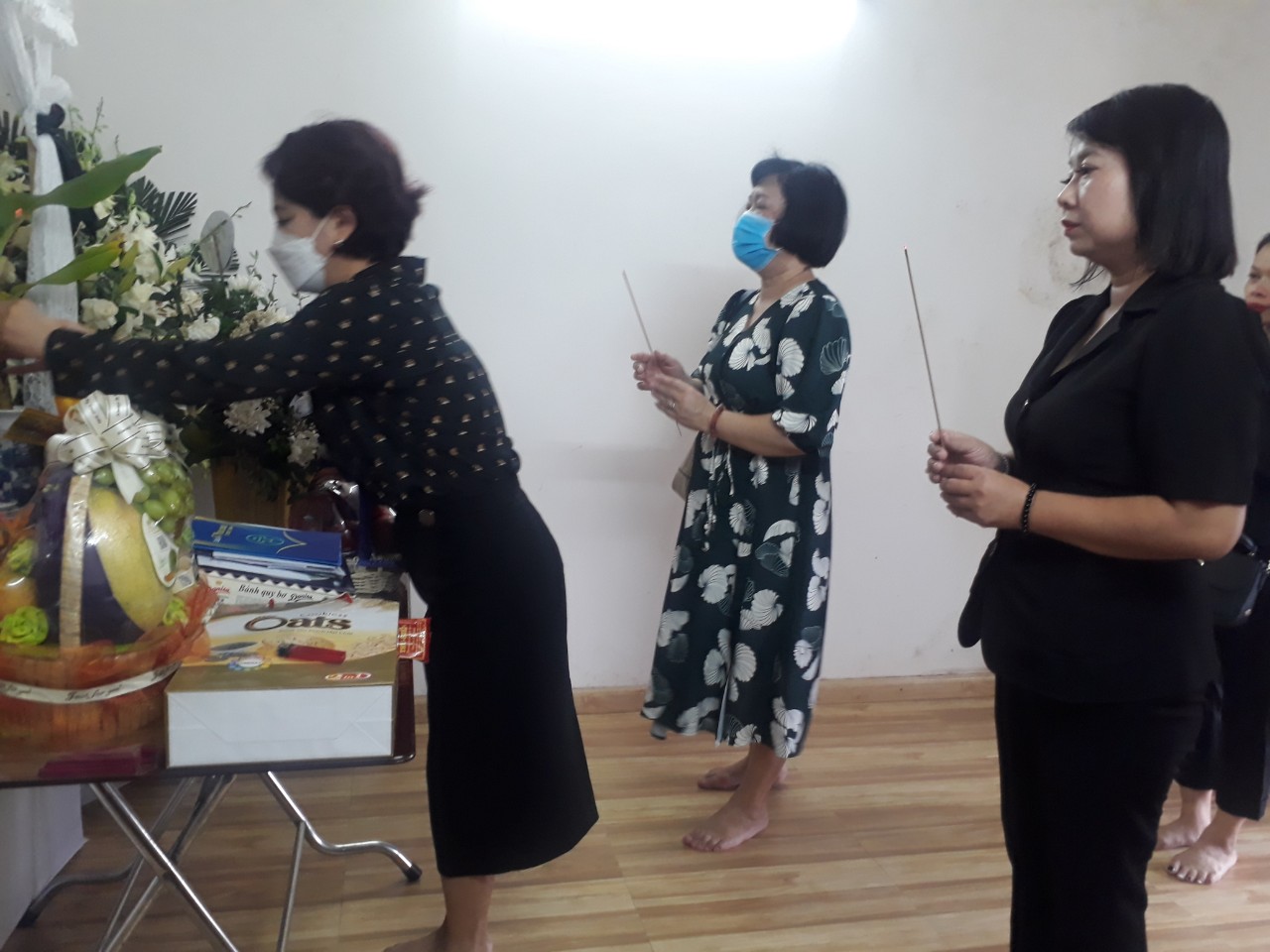 Báo Phụ nữ Thủ đô thăm, động viên gia đình cán bộ, chiến sĩ hy sinh trong vụ cháy quán Karaoke - ảnh 2