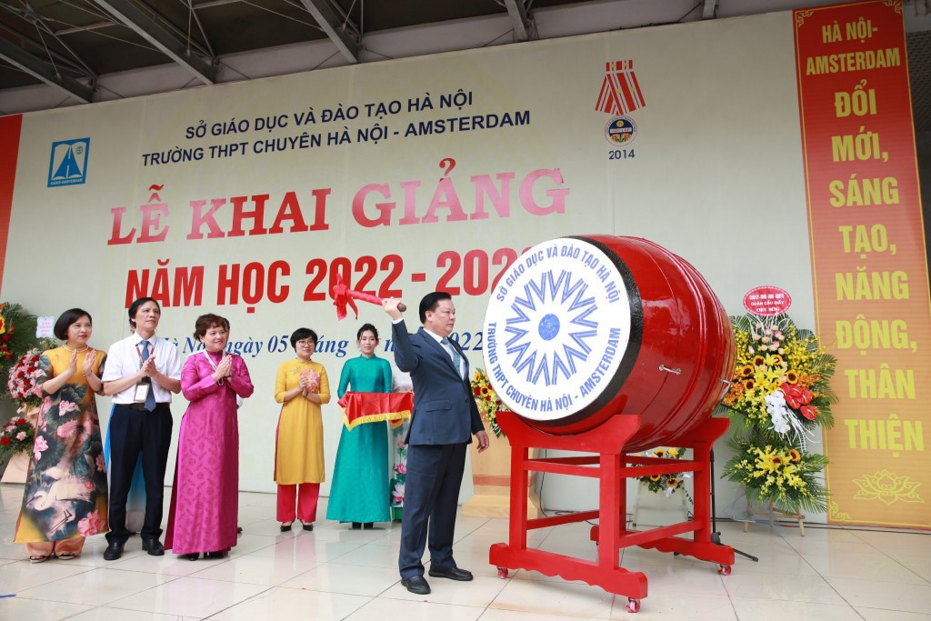Bí thư Thành ủy Đinh Tiến Dũng dự khai giảng năm học mới Trường THPT Chuyên Hà Nội - Amsterdam - ảnh 1