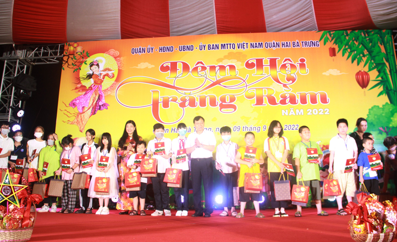 Chủ tịch Ủy ban MTTQ Việt Nam thành phố tham dự “Đêm hội Trăng rằm” tại quận Hai Bà Trưng - ảnh 1