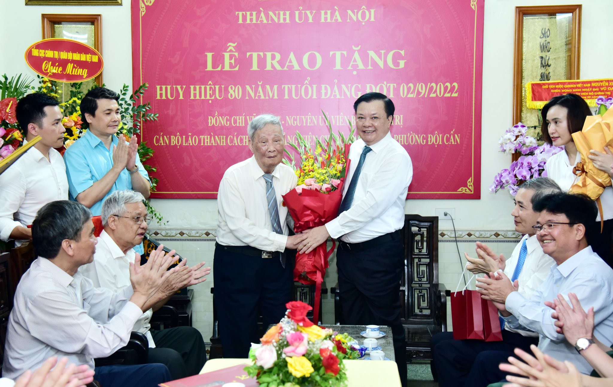  Đồng chí Vũ Oanh, nguyên Chủ nhiệm Việt Minh thành Hoàng Diệu nhận Huy hiệu 80 năm tuổi Đảng - ảnh 1