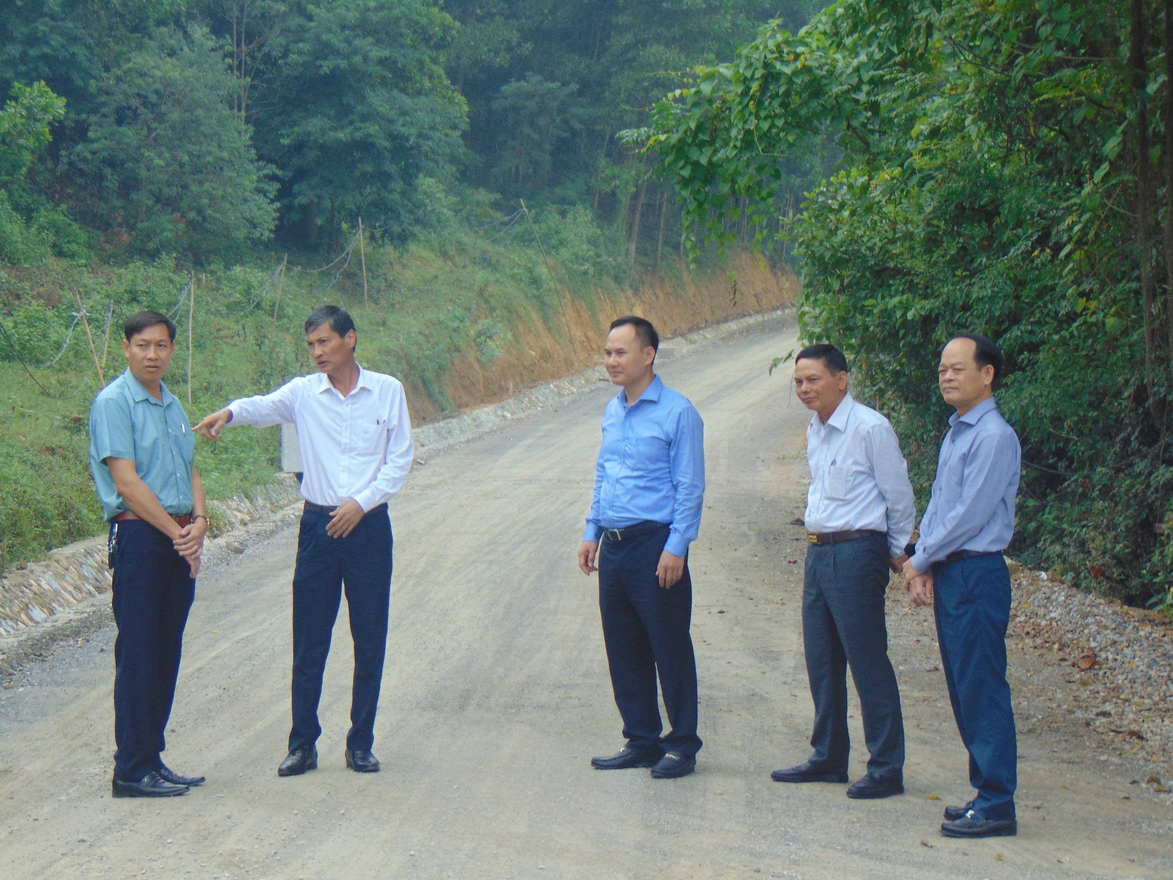 Đẩy nhanh tiến độ giải ngân, sớm đưa các dự án vào sử dụng để nâng cao đời sống đồng bào dân tộc - ảnh 2
