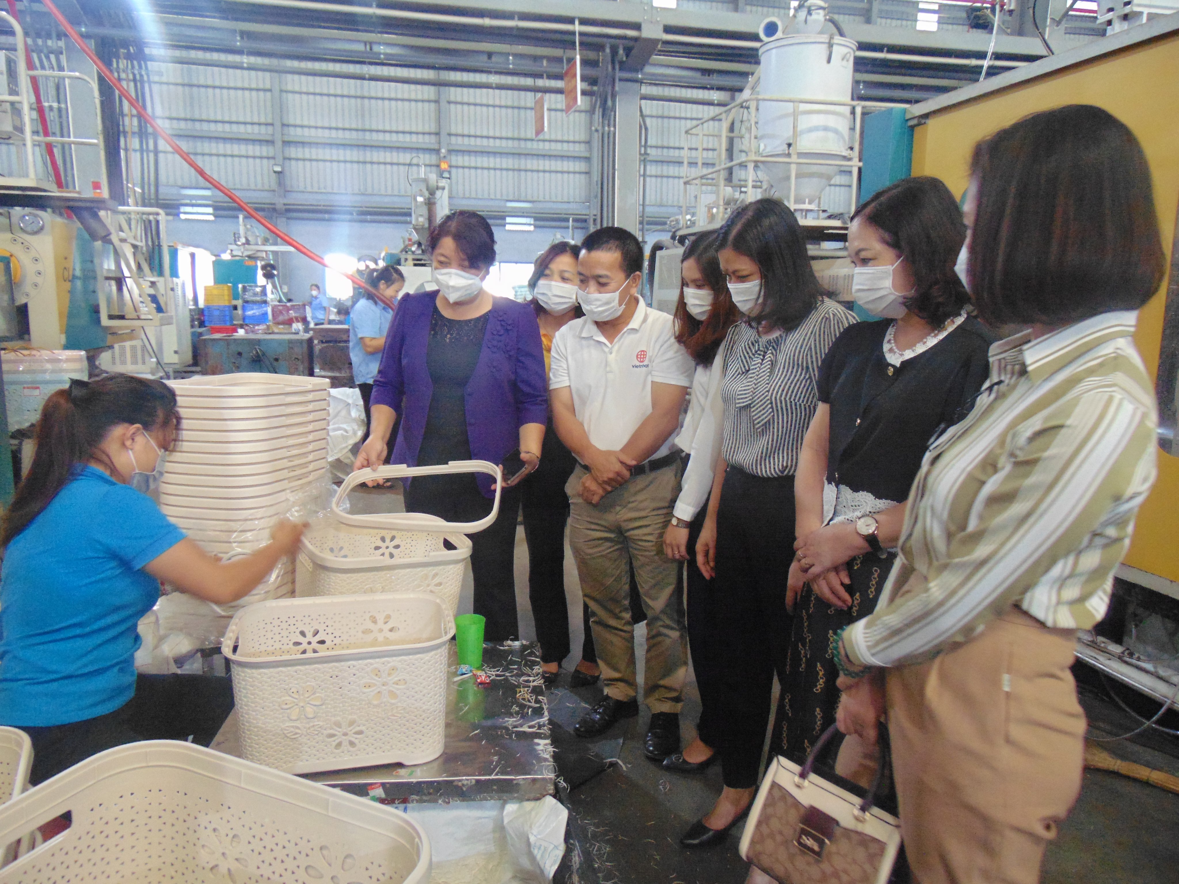 Hội LHPN Hà Nội giám sát việc thực hiện quy định pháp luật về bình đẳng giới trong lĩnh vực lao động - ảnh 1
