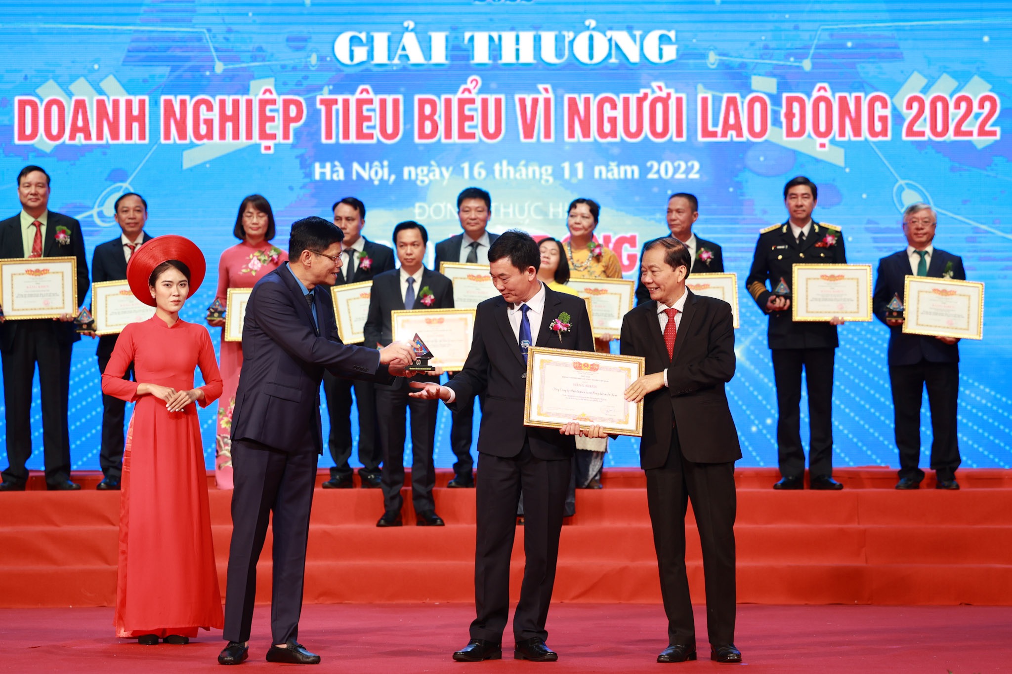 Cả doanh nghiệp và người lao động phát triển bền vững trong quá trình hội nhập và phát triển - ảnh 1
