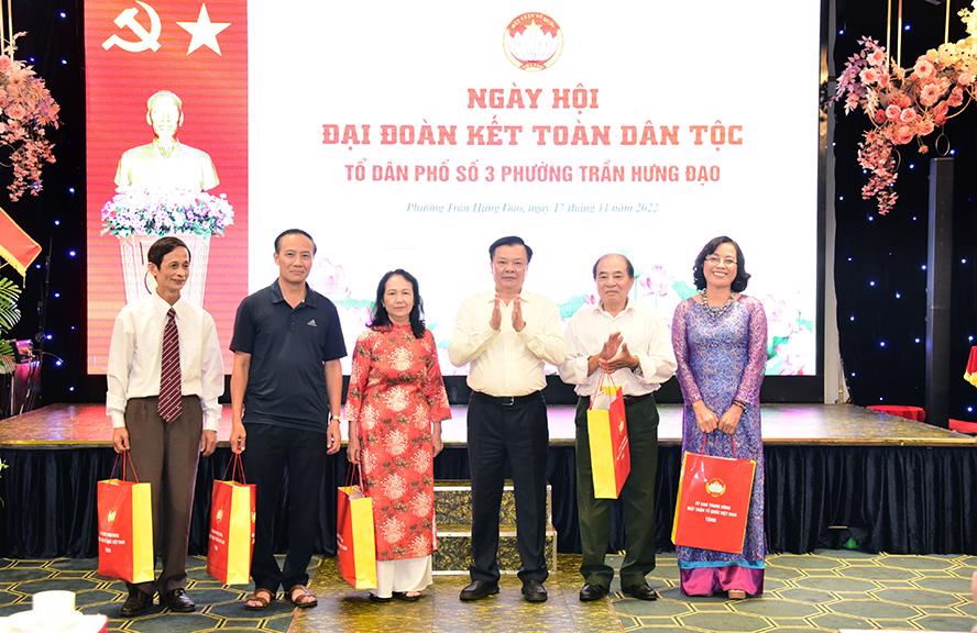 Bí thư Thành ủy Hà Nội chung vui Ngày hội Đại đoàn kết tại Hoàn Kiếm - ảnh 1