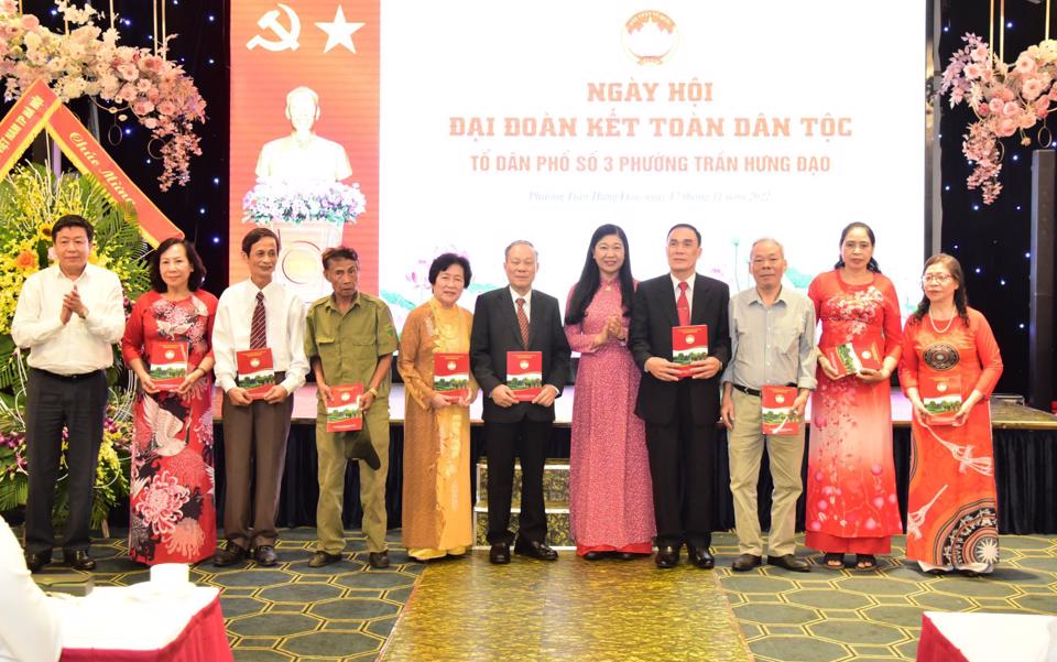 Bí thư Thành ủy Hà Nội chung vui Ngày hội Đại đoàn kết tại Hoàn Kiếm - ảnh 2