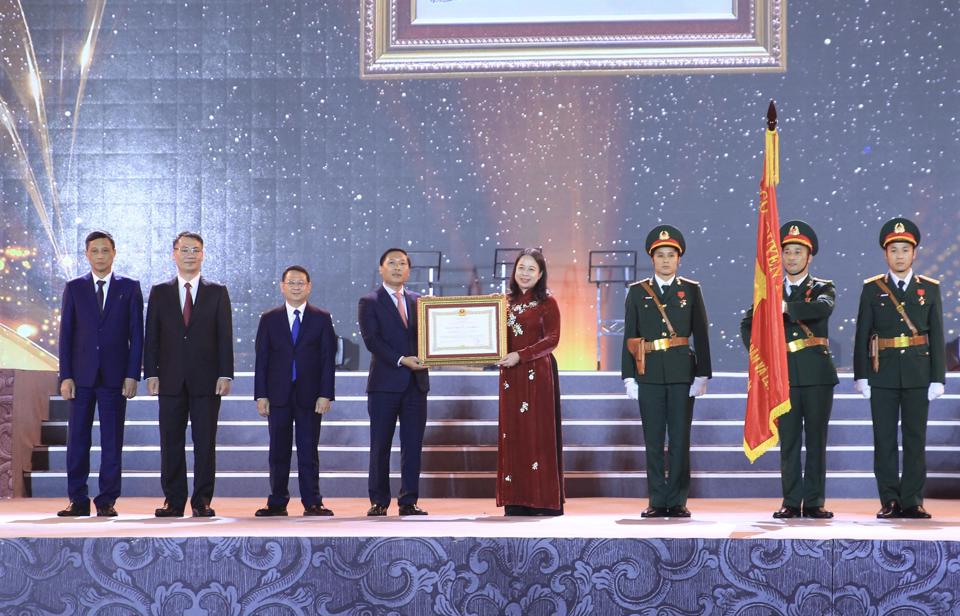  Huyện Mê Linh đón nhận danh hiệu đạt chuẩn nông thôn mới - ảnh 1