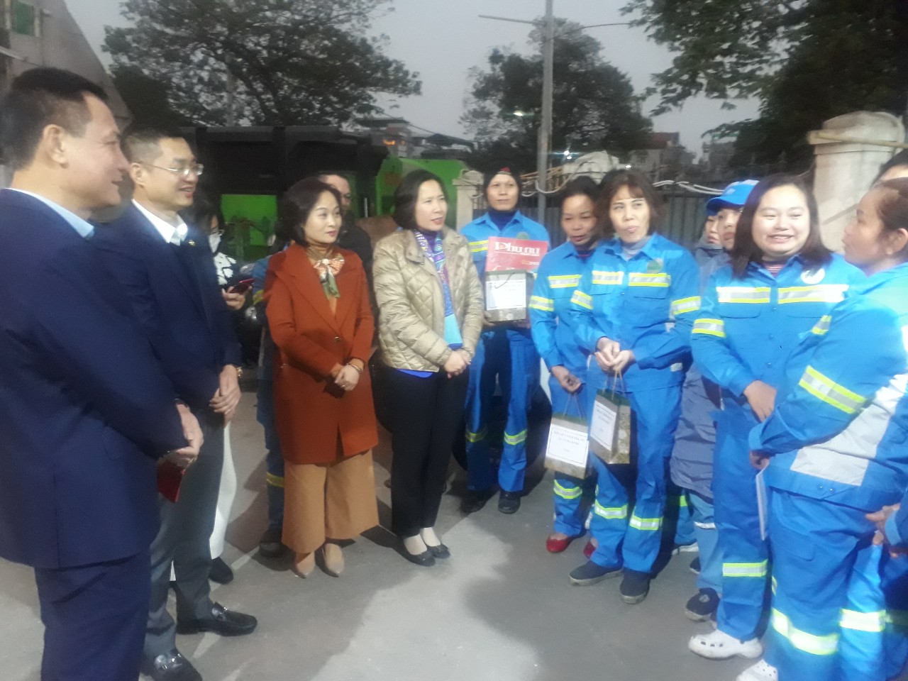 Hội LHPN Hà Nội: Tiếp thêm sức mạnh, động lực cho các công nhân môi trường đô thị - ảnh 3