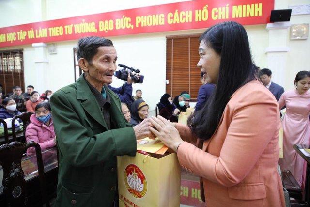 Những suất quà Tết ấm áp đến với người dân có hoàn cảnh khó khăn ở Hà Nội - ảnh 1