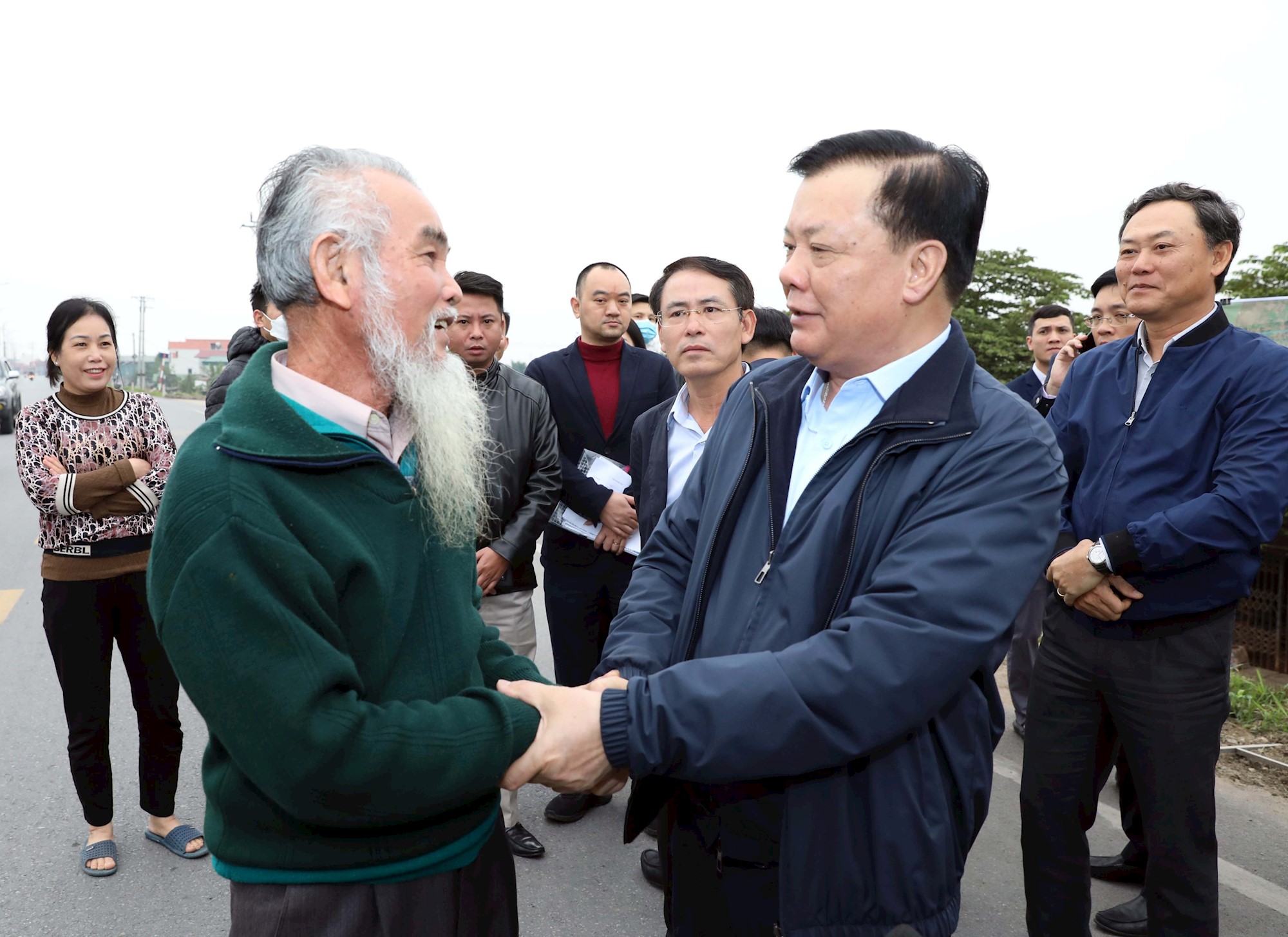Người dân Hà Nội ủng hộ, đồng thuận cao đối với chủ trương đầu tư xây dựng đường Vành đai 4 - ảnh 1