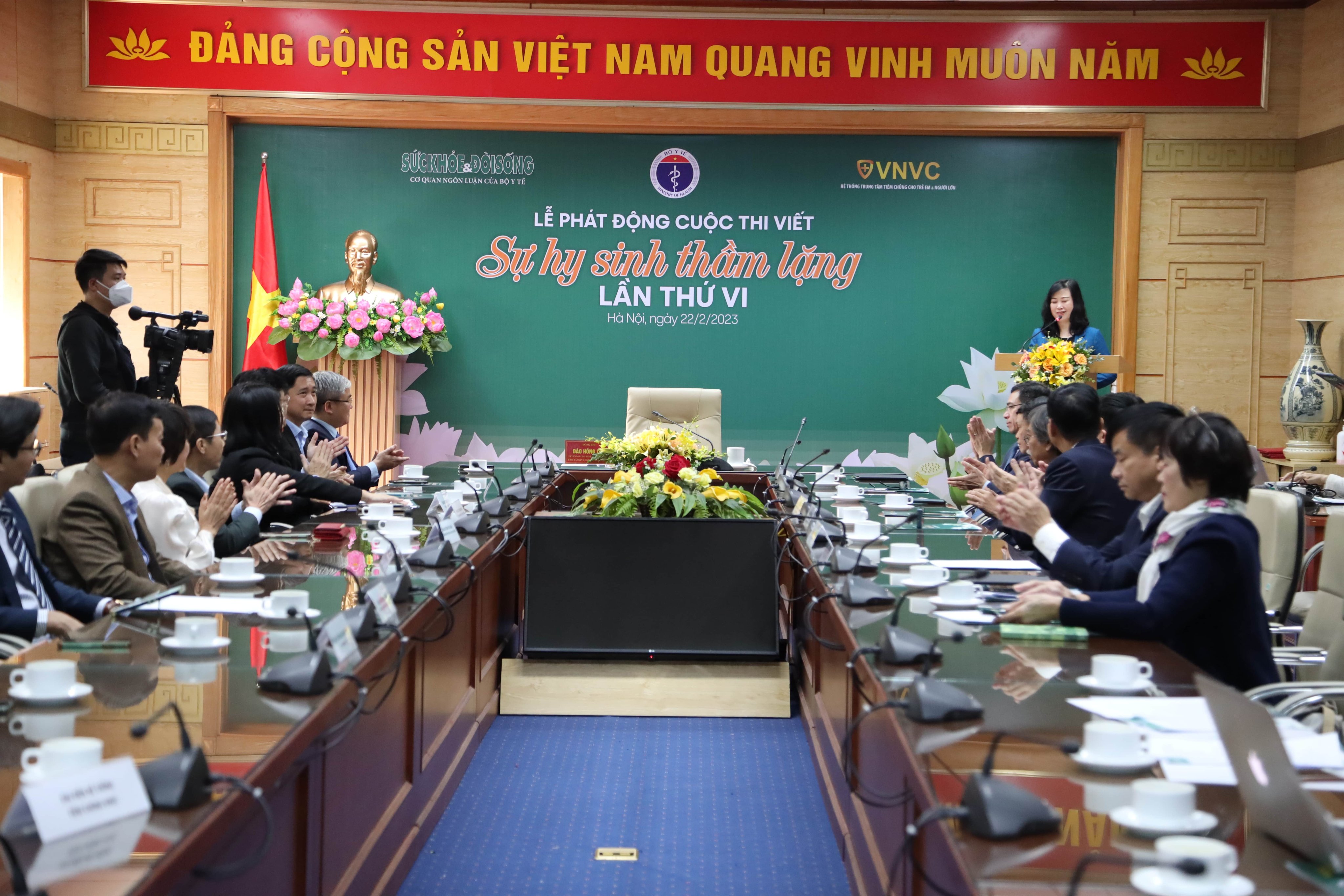 Tôn vinh sự hi sinh thầm lặng của lực lượng y bác sĩ - ảnh 2