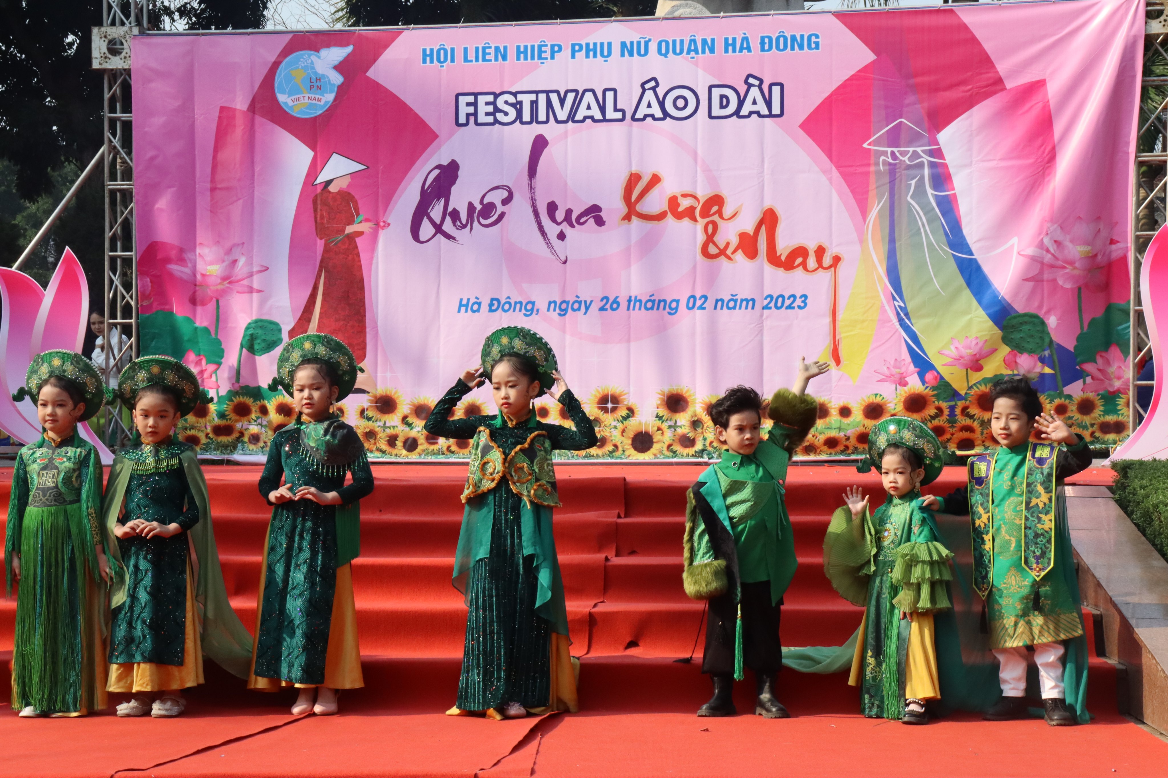 Hội LHPN quận Hà Đông: Tôn vinh áo dài dân tộc qua “Festival Áo dài - Quê lụa xưa và nay” - ảnh 4
