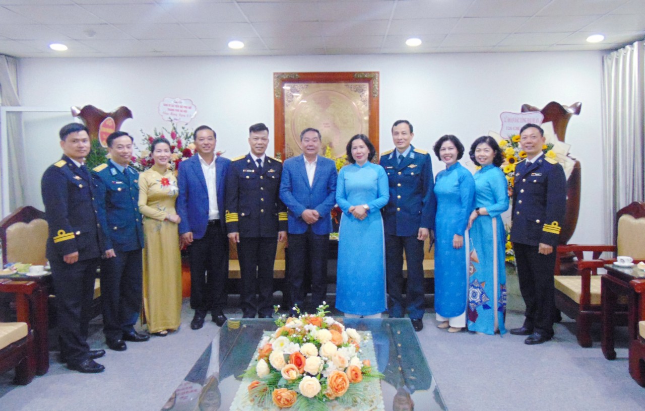 Lãnh đạo Thành phố Hà Nội chúc mừng Hội LHPN Hà Nội nhân ngày 8/3 - ảnh 2