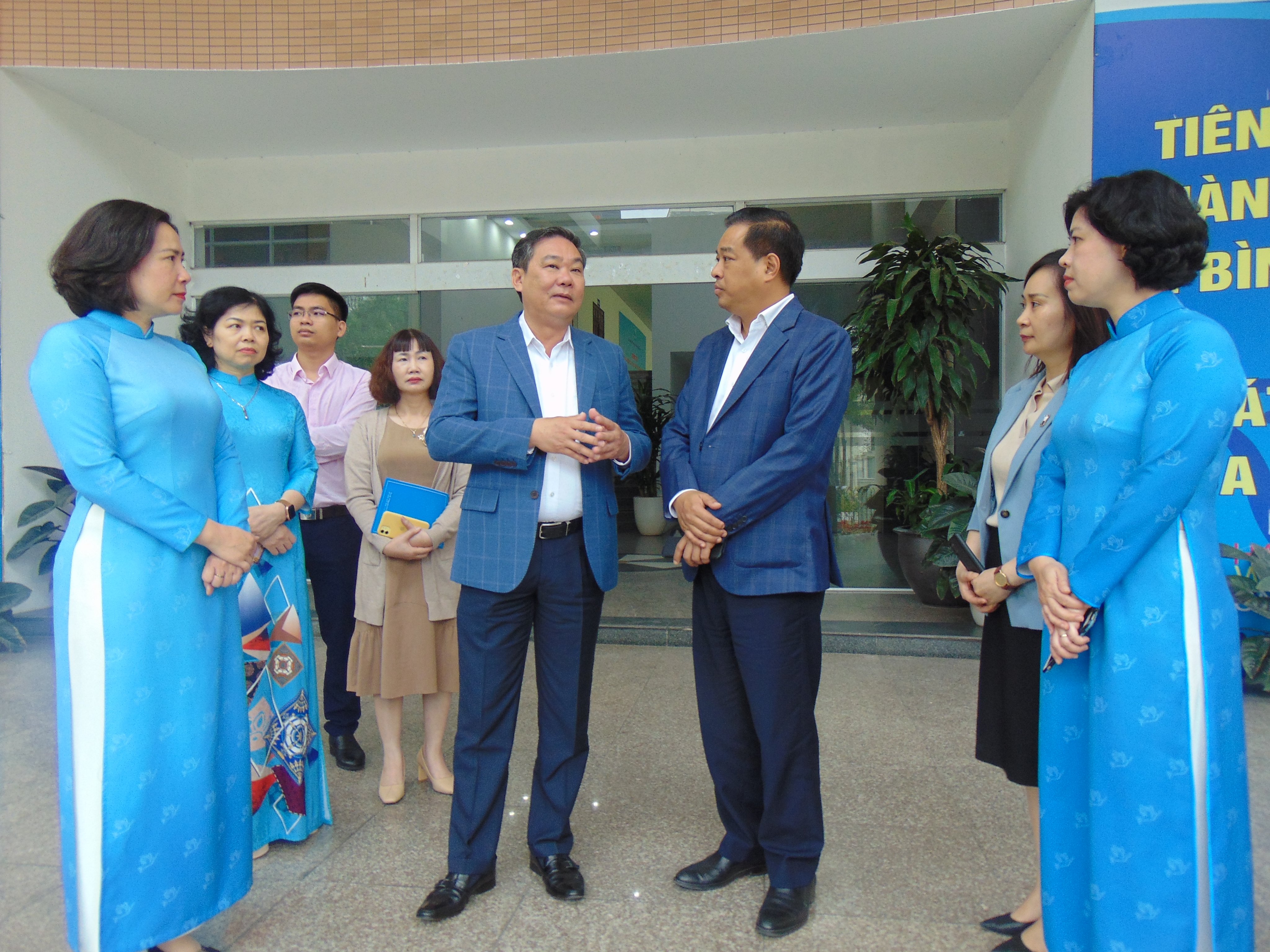 Lãnh đạo Thành phố Hà Nội chúc mừng Hội LHPN Hà Nội nhân ngày 8/3 - ảnh 4