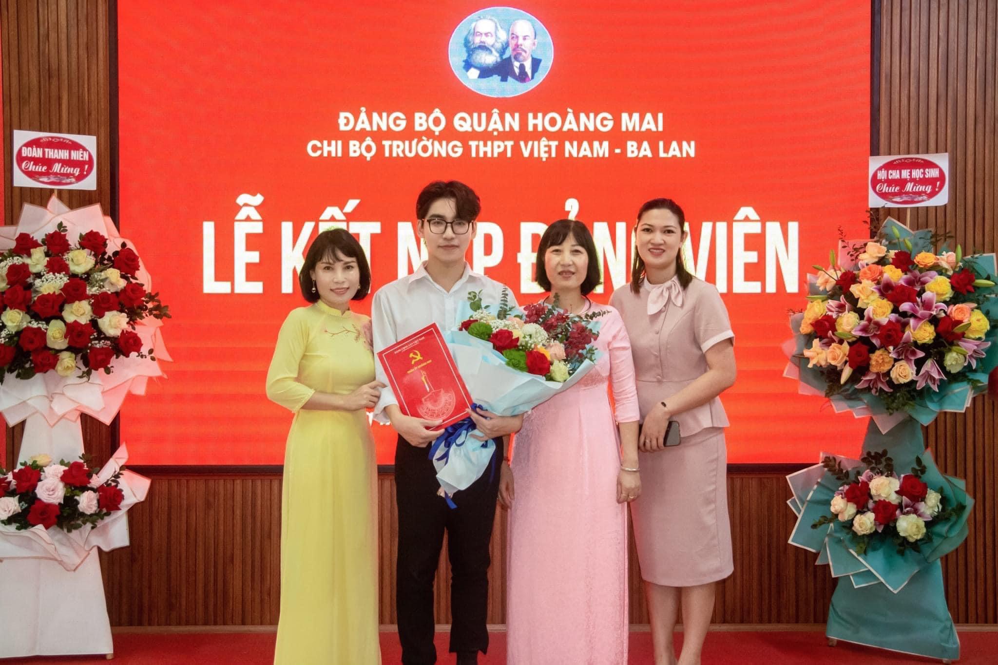 Học sinh đầu tiên của Trường THPT Việt Nam - Ba Lan vinh dự đứng vào hàng ngũ của Đảng - ảnh 2